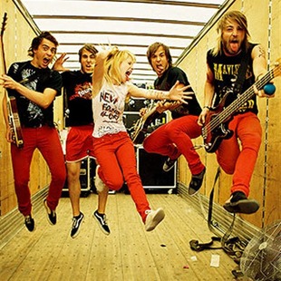 Guitarrista de Paramore se baja de la gira
