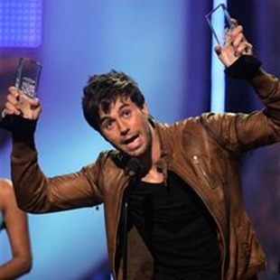 Arrasa Enrique Iglesias en los Premios Billboard