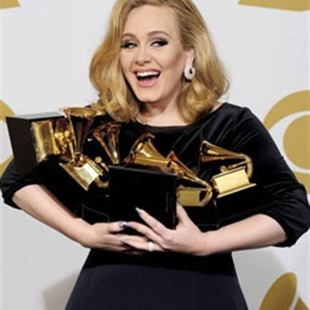Triunfa Adele en los Grammy