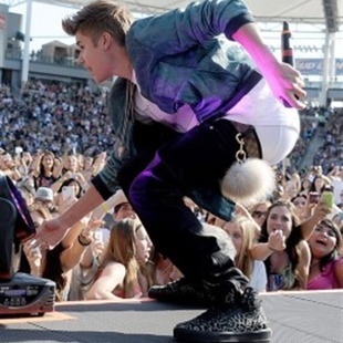 ¡Ups, a Justin Bieber se le caen los pantalones frente a una multitud!