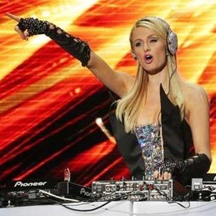 Paris Hilton como DJ en Brasil