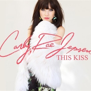 "Escribí this kiss en mi celular" Carly Rae Jepsen