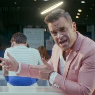 Robbie Williams amenaza con romper las piernas a quienes lo han vetado