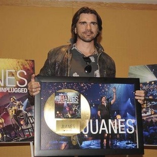 Juanes recibe disco de oro
