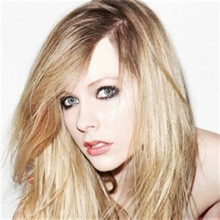 Avril Lavigne interpreta a Nickelback, la banda de su novio
