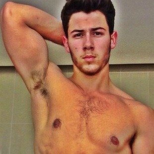 Nick Jonas ¡super músculos!