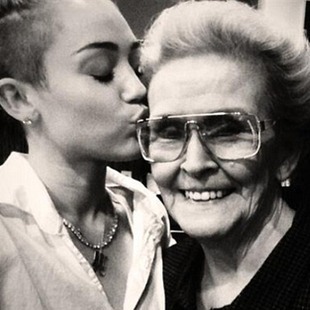 La polémica Miley Cyrus se tatúa en el brazo el rostro de su abuela.