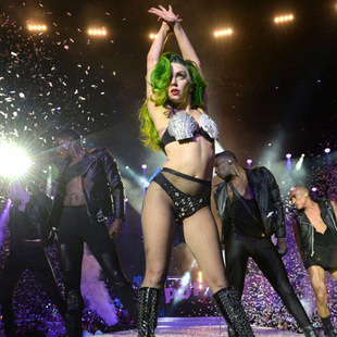 Lady Gaga se tiñe el pelo de verde y se viste como un árbol de Navidad