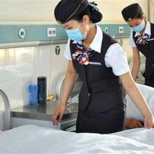 Enfermeras atienden como azafatas en hospital de China