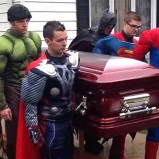 Superhéroes se reúnen para un funeral