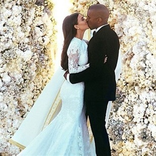 Kanye y Kim, un beso de récord