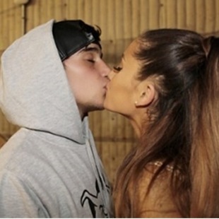 Ariana Grande publica un collage en su Instagram besándose con su novio