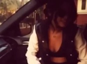 Selena Gomez baila muy sensual en su automóvil