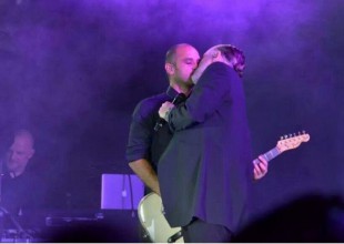 Miguel Bosé besó a su guitarrista en concierto
