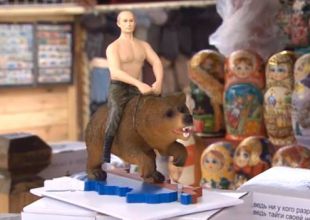 Sale a la venta una estatuilla con un musculoso Putin subido en un oso.