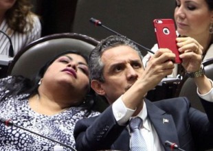 ¡Selfie con legisladora dormida!