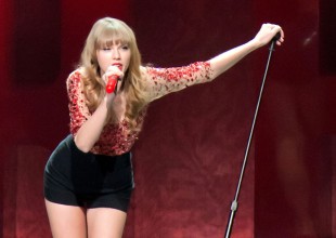 Taylor Swift asegura sus piernas en 40 millones de dólares
