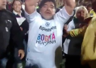 Maradona golpea a periodista en partido ‘por la paz’