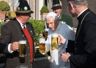 Benedicto XVI celebra con música y cerveza