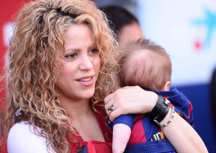 Shakira y sus bebés le echan porras a Piqué