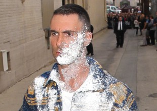 Adam Levine fue agredido con bomba de azúcar