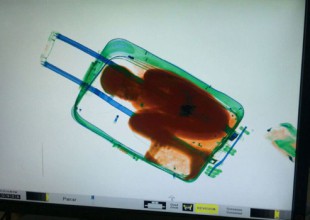 Encuentran a niño dentro de una maleta en aduana de España
