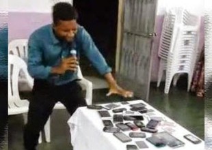Pastor hace oración por los celulares