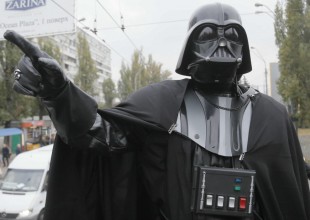 Alemania: "Darth Vader" concientiza a ciclistas sobre uso del casco