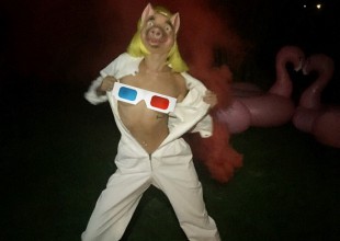 ¡Miley ahora con máscara de cerdo!