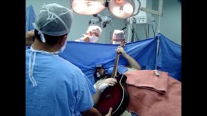 Hombre canta y toca la guitarra mientras es sometido a una cirugía cerebral.