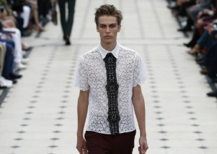 Burberry introduce camisas de encaje para hombres