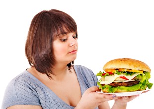 Exhortan a ciudadanos a comer de pie para “bajar de peso”
