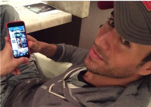 Enrique Iglesias le toma 'selfie' a sus partes más íntimas