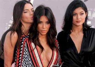Hermanas Kardashian descubren a su mamá en la “cama”