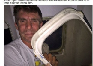 ¡Le cae la ventanilla del avión!
