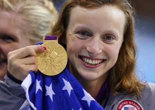Nadadora de 18 años logra récord