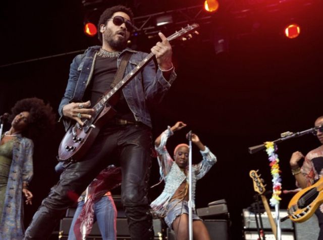 A Lenny Kravitz se le rompió el pantalón en un concierto