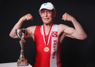 ¡Hombre de 95 años rompe récord de atletismo!