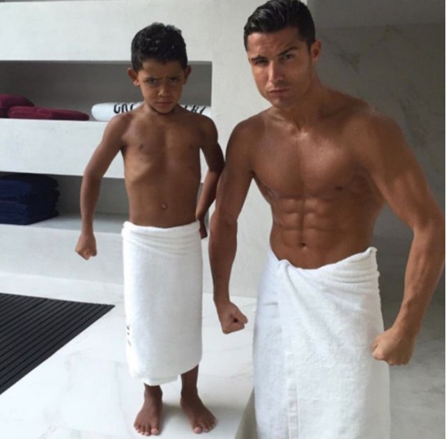 Cristiano Ronaldo presume a su “mini-me”