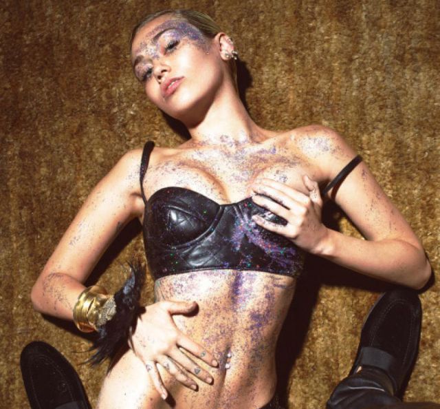 Miley no se cansa de hacer selfies en topless
