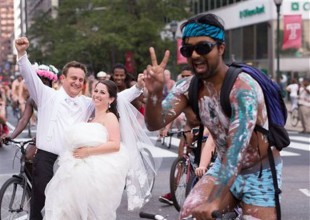 Ciclistas nudistas entran en foto de boda