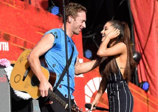 Coldplay invita al escenario a Ariana Grande