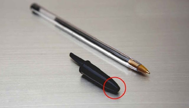 ¿Para qué sirve el orificio de los bolígrafos plásticos?