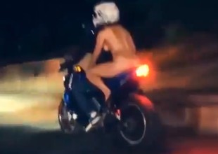 ¿Desnuda y en moto?