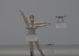 Se quitan la ropa y bailan "El lago de los cisnes" con drones