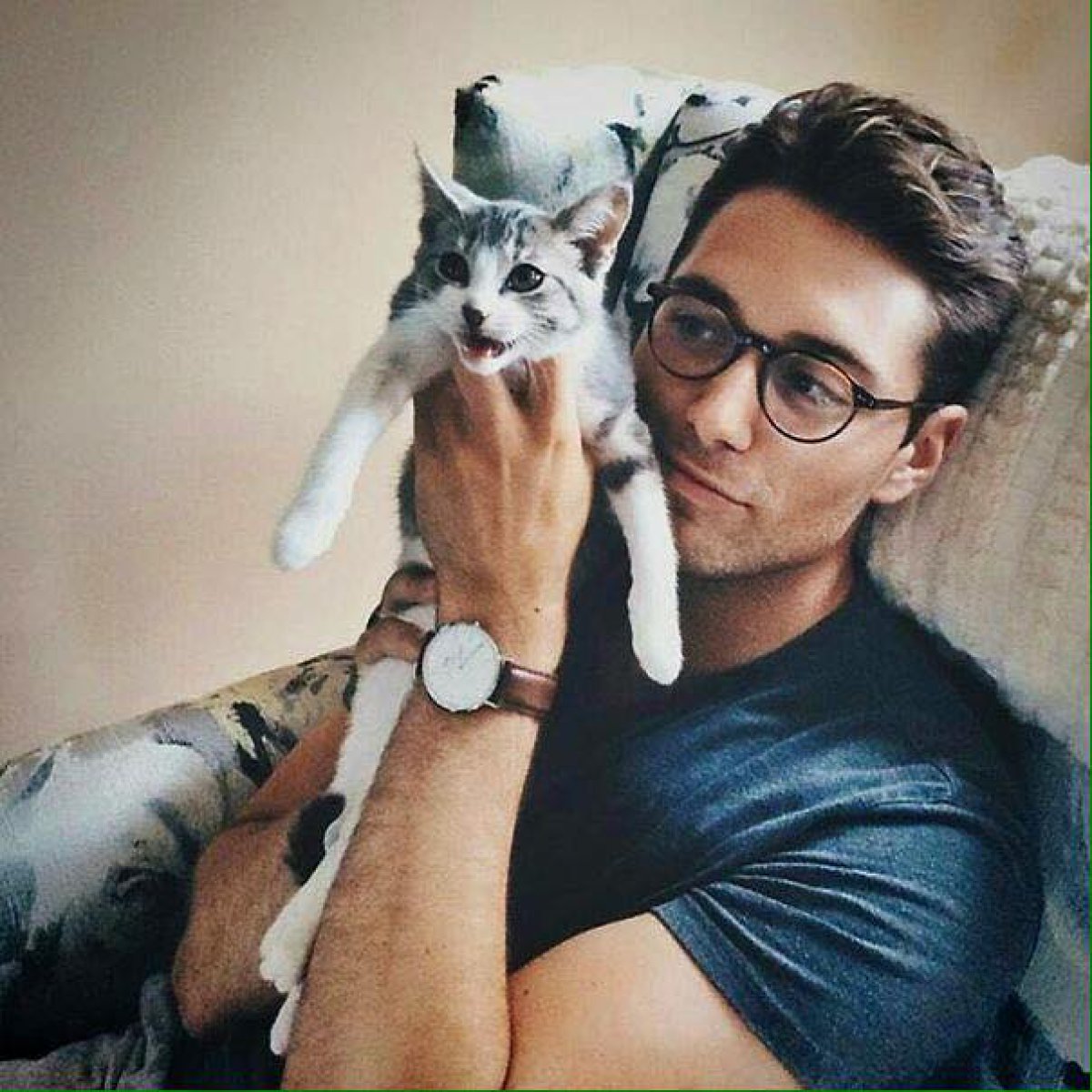 Hombre sexy + gatito = <3