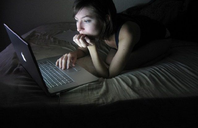 ¿Por qué dormimos menos en la era digital?