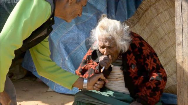 Mujer de 112 años dice que el secreto de su longevidad es el cigarro