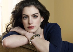 Anne Hathaway presume su pancita en alfombra roja
