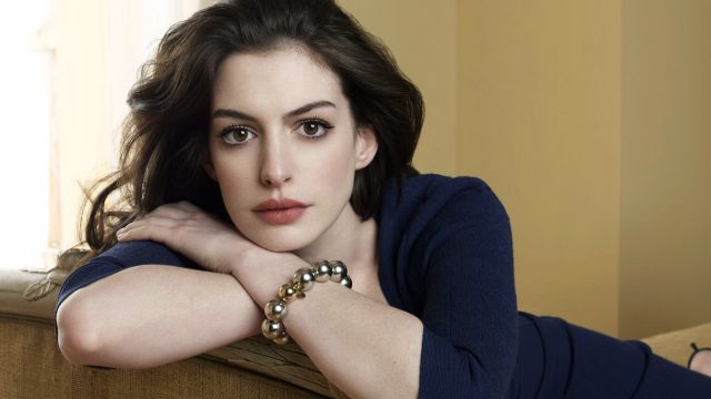 Anne Hathaway presume su pancita en alfombra roja